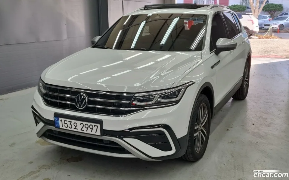Volkswagen Tiguan Allspace 2.0 TSI 2022 — фото 1, купить с доставкой в Москву