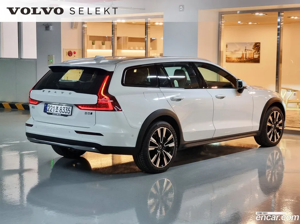 Volvo V60 Cross Country B5 AWD 2025 — миниатюра 2