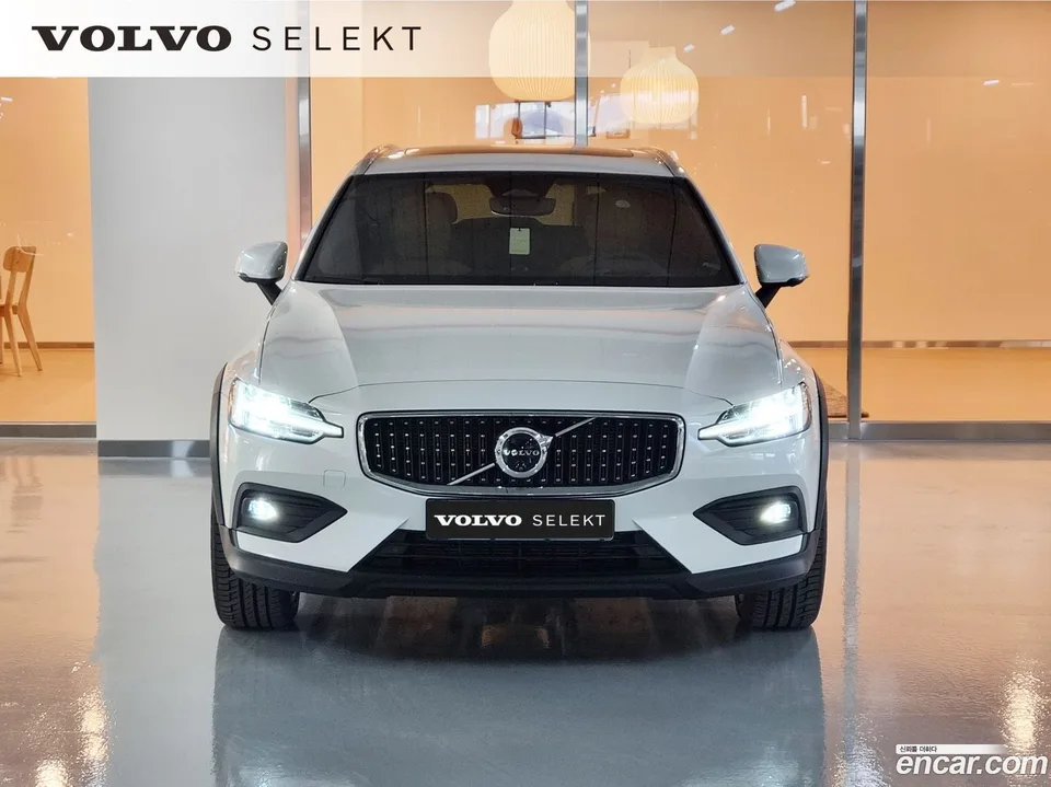 Volvo V60 Cross Country B5 AWD 2025 — миниатюра 3
