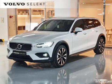 Volvo V60 Cross Country 2025 buy in Moscow