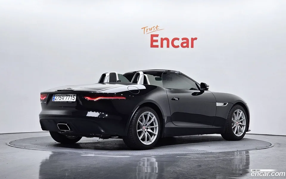 Jaguar F-Type P300 2023 — миниатюра 2