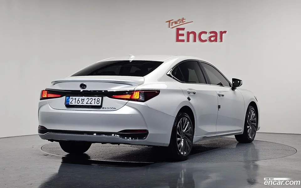 Lexus ES 300h 2025 — миниатюра 2