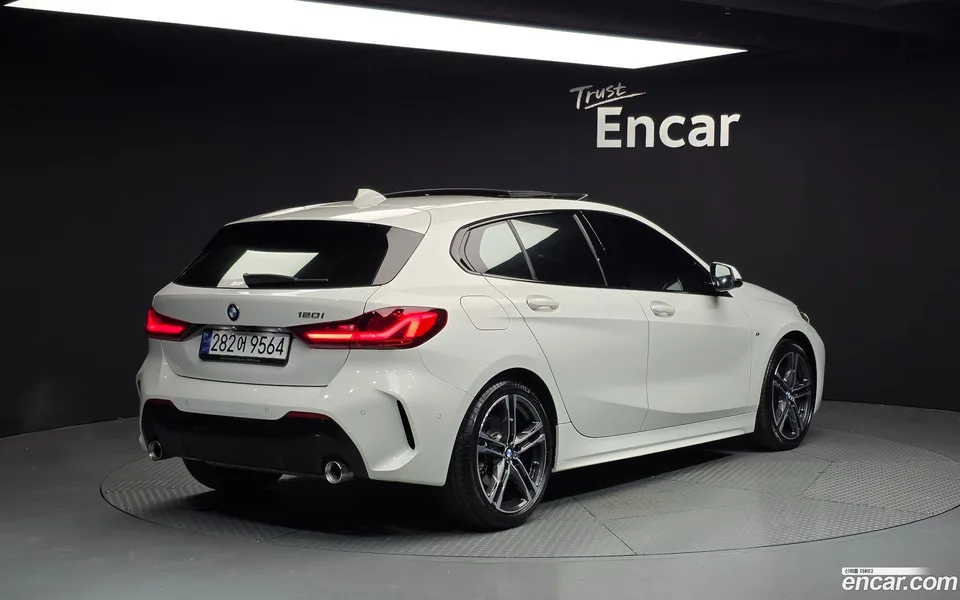 BMW 1 Series 120i M 2023 — миниатюра 2