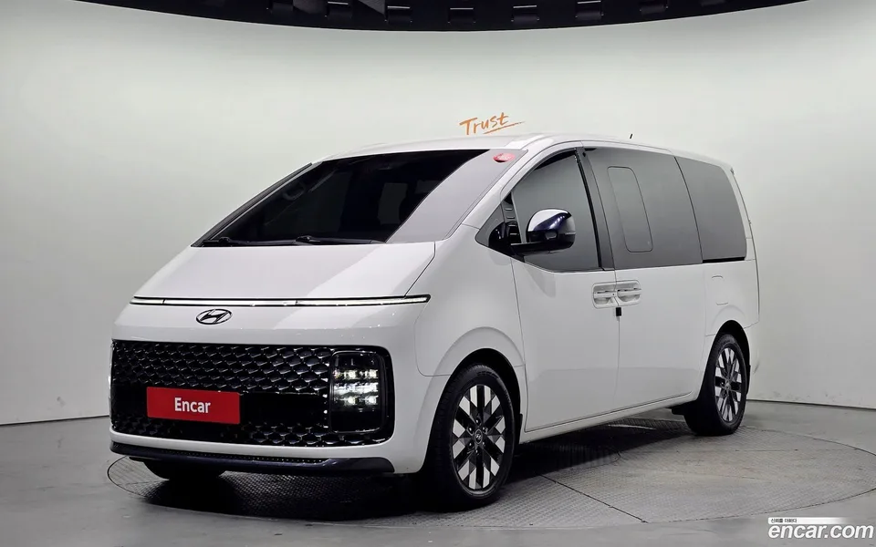 Hyundai Staria 9 2022 — фото 1, купить с доставкой в Москву