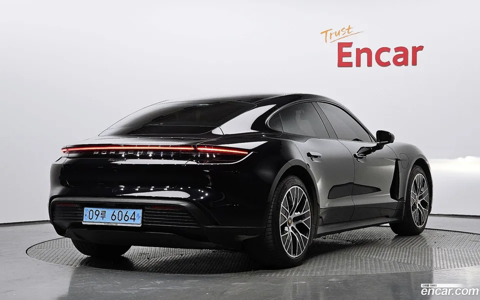 Porsche Taycan 2023 — миниатюра 2