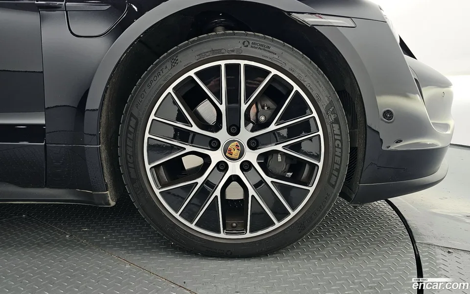 Porsche Taycan 2023 — миниатюра 5