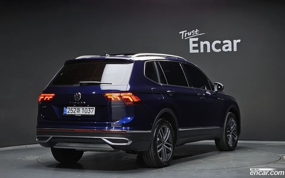 Volkswagen Tiguan Allspace 2.0 TSI 2023 — миниатюра 2