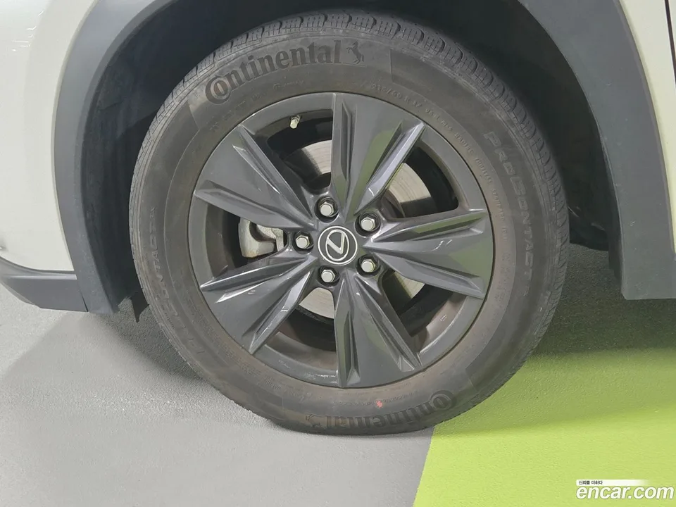 Lexus UX 250h 2.0 2WD 2023 — миниатюра 5