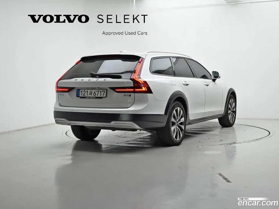 Volvo V90 Cross Country B5 AWD 2024 — миниатюра 2
