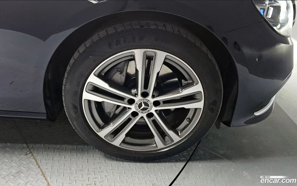 Mercedes-Benz E-Class E350 4MATIC 2022 — миниатюра 5