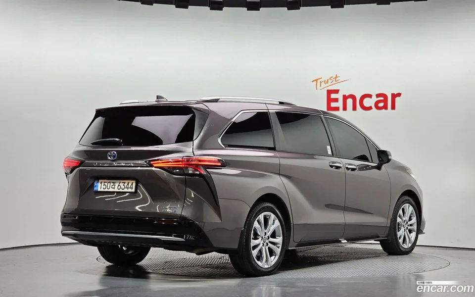 Toyota Sienna 2.5 2WD 2022 — миниатюра 2