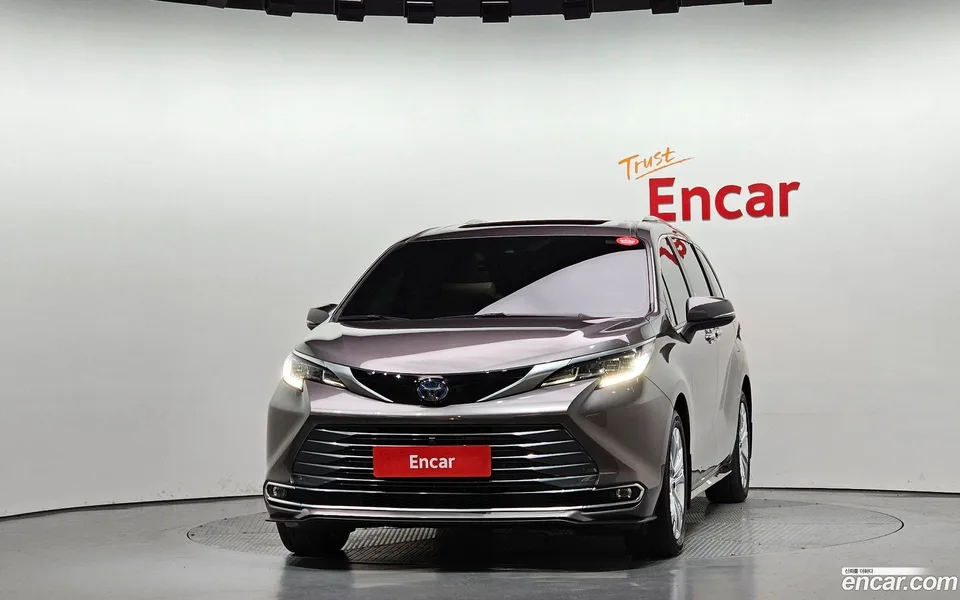 Toyota Sienna 2.5 2WD 2022 — миниатюра 3