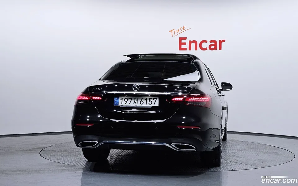 Mercedes-Benz E-Class E350 4MATIC AMG Line 2022 — миниатюра 4