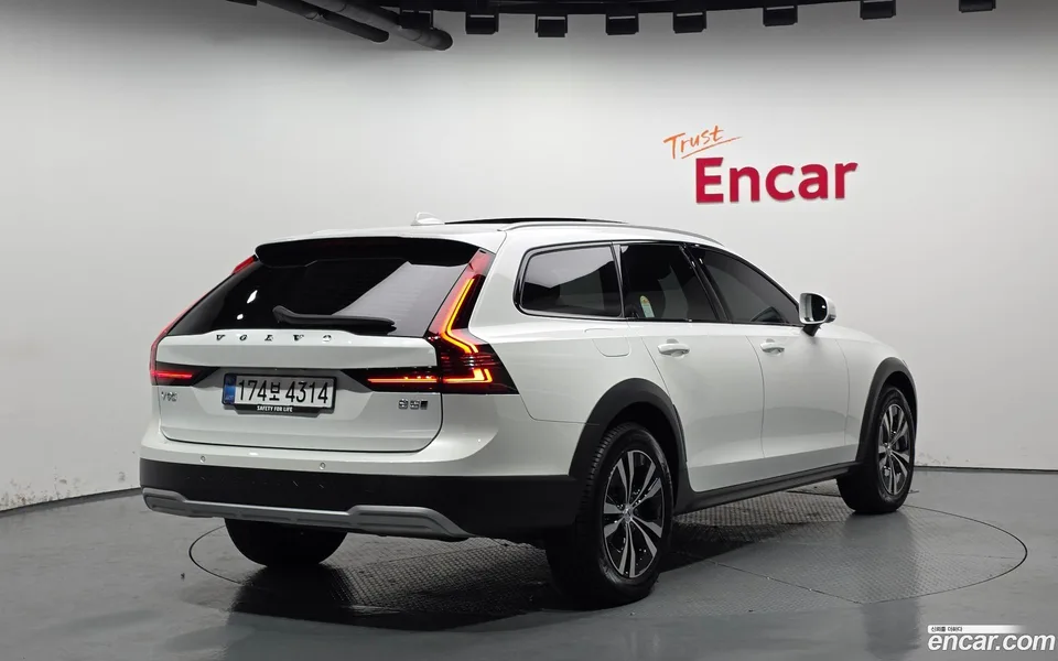 Volvo V90 Cross Country B5 AWD 2025 — миниатюра 2