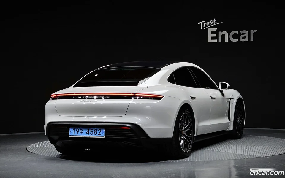 Porsche Taycan 4S 2023 — миниатюра 2