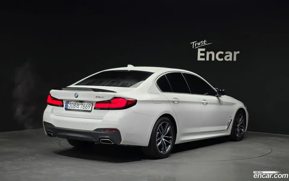 BMW 5 Series 520i M 2023 — миниатюра 2