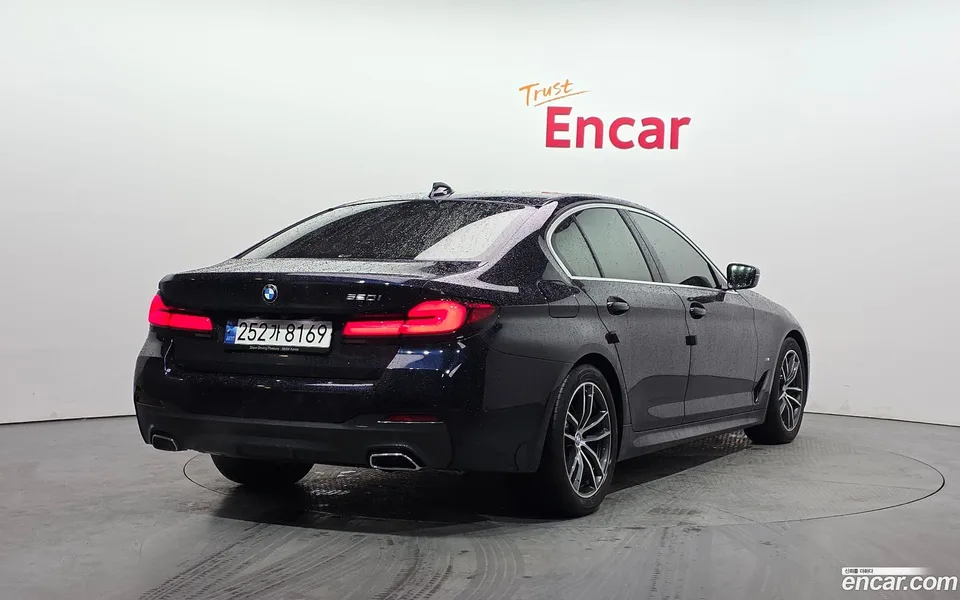 BMW 5 Series 520i M 2022 — миниатюра 2