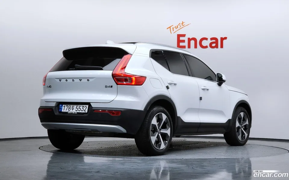 Volvo XC40 B4 2023 — миниатюра 2