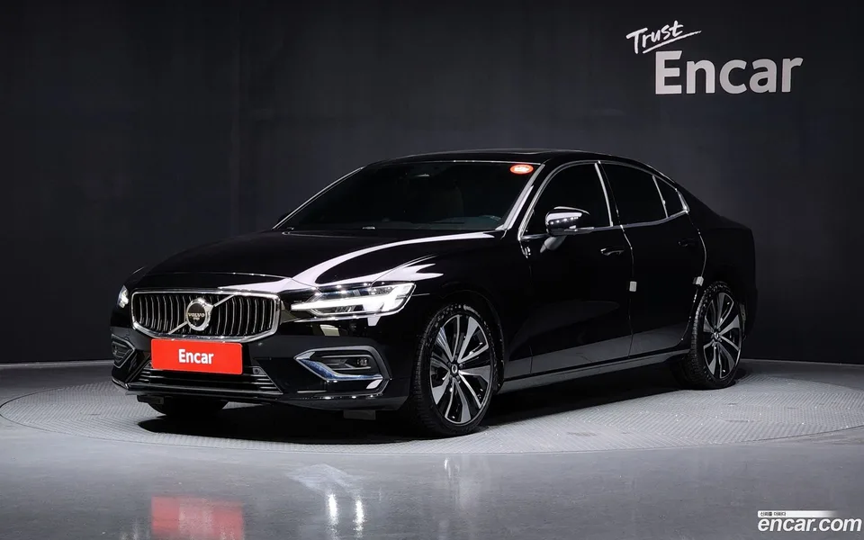 Volvo S60 B5 2023 — фото 1, купить с доставкой в Москву