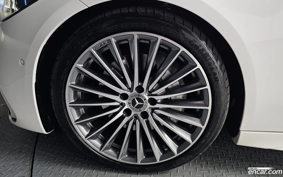 Mercedes-Benz C-Class C300 4MATIC AMG Line 2023 — миниатюра 5