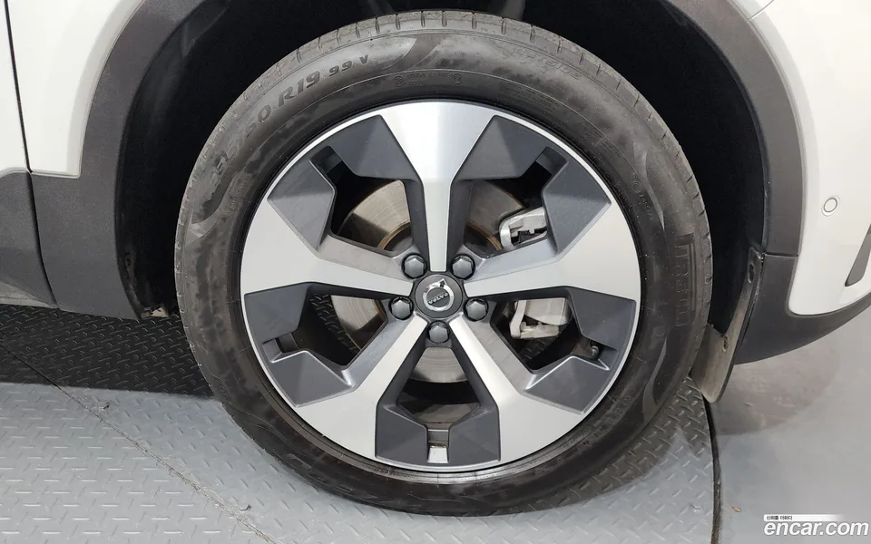 Volvo XC40 B4 2023 — миниатюра 5
