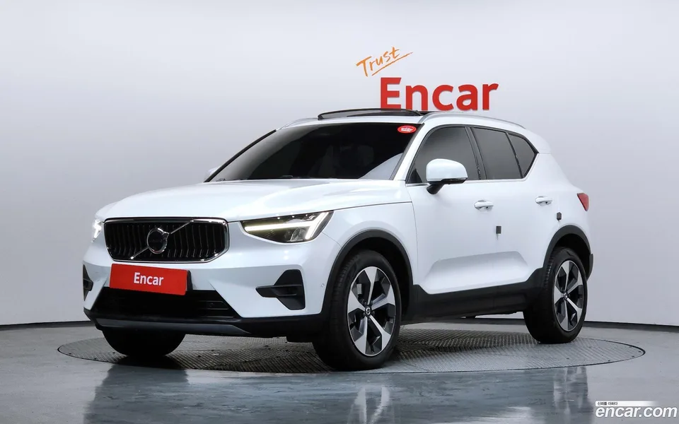 Volvo XC40 B4 2023 — фото 1, купить с доставкой в Москву