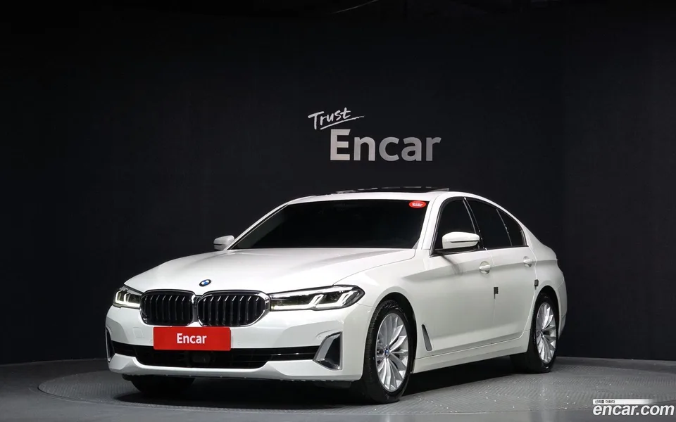 BMW 5 Series 520i 2023 — фото 1, купить с доставкой в Москву