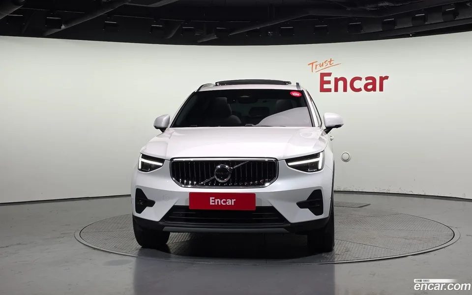 Volvo XC40 B4 2023 — миниатюра 3