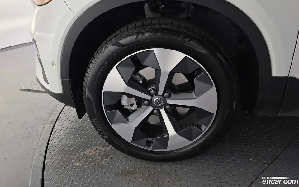 Volvo XC40 B4 2023 — миниатюра 5