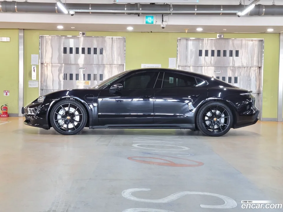 Porsche Taycan 2022 — миниатюра 2