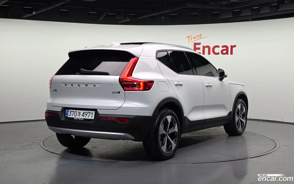 Volvo XC40 B4 2023 — миниатюра 2