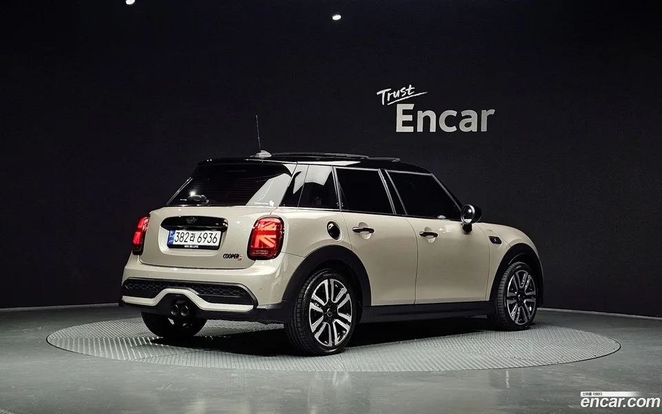 MINI Cooper S 5 2023 — миниатюра 2