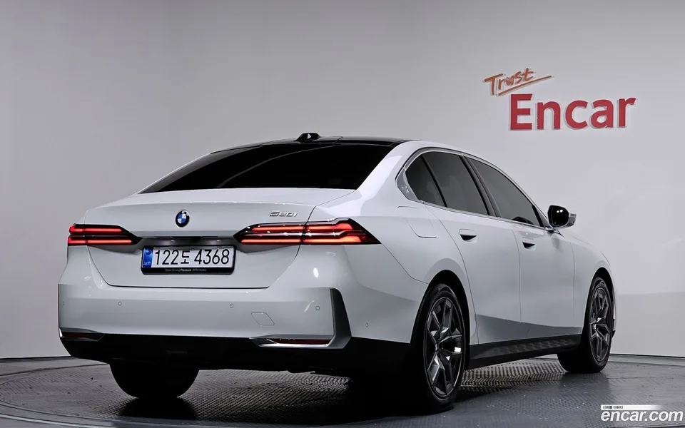 BMW 5 Series 520i 2025 — миниатюра 2