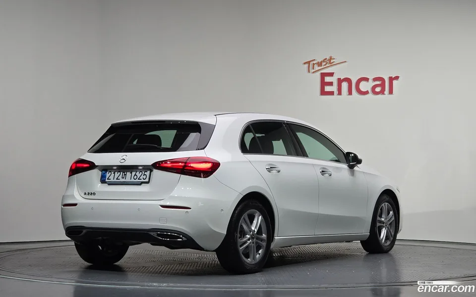 Mercedes-Benz A-Class A220 2025 — миниатюра 2