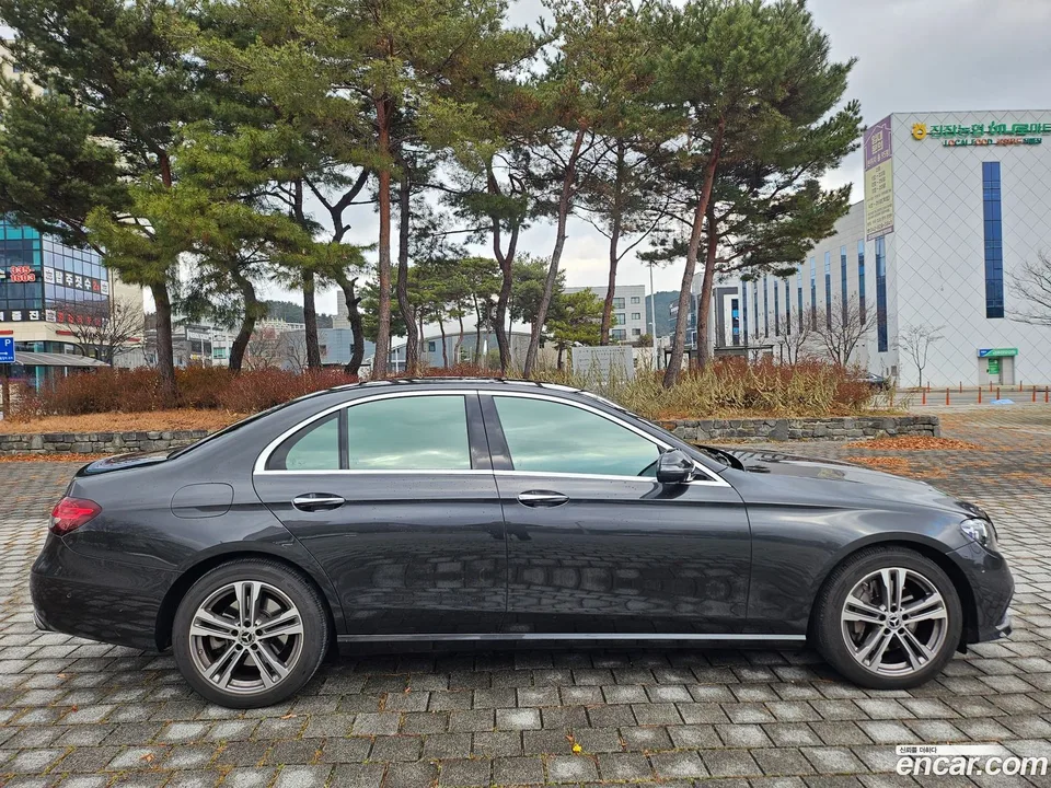 Mercedes-Benz E-Class E350 4MATIC 2022 — миниатюра 4