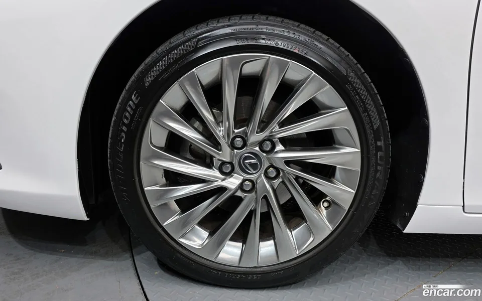 Lexus ES 300h 2022 — миниатюра 5