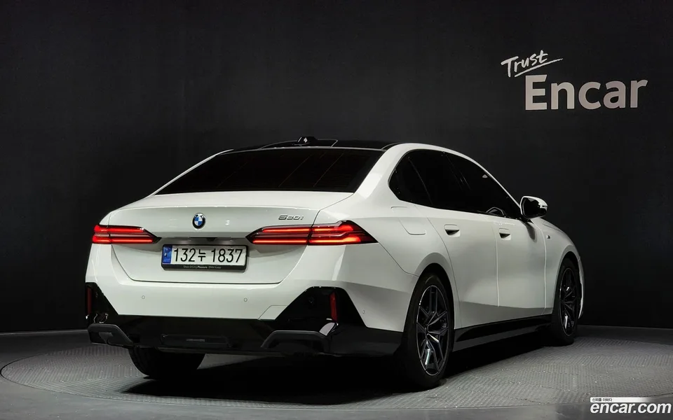 BMW 5 Series 520i M 2024 — миниатюра 2