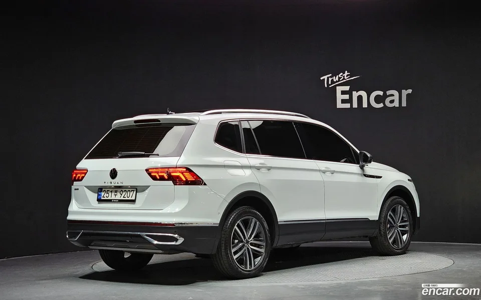 Volkswagen Tiguan Allspace 2.0 TSI 2023 — миниатюра 2