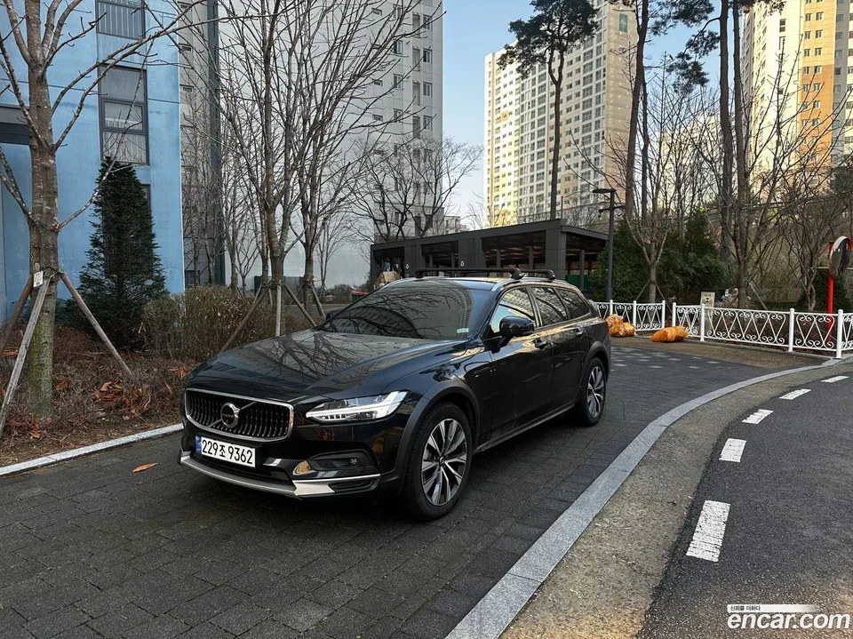 Volvo V90 Cross Country B5 AWD 2024 — миниатюра 2