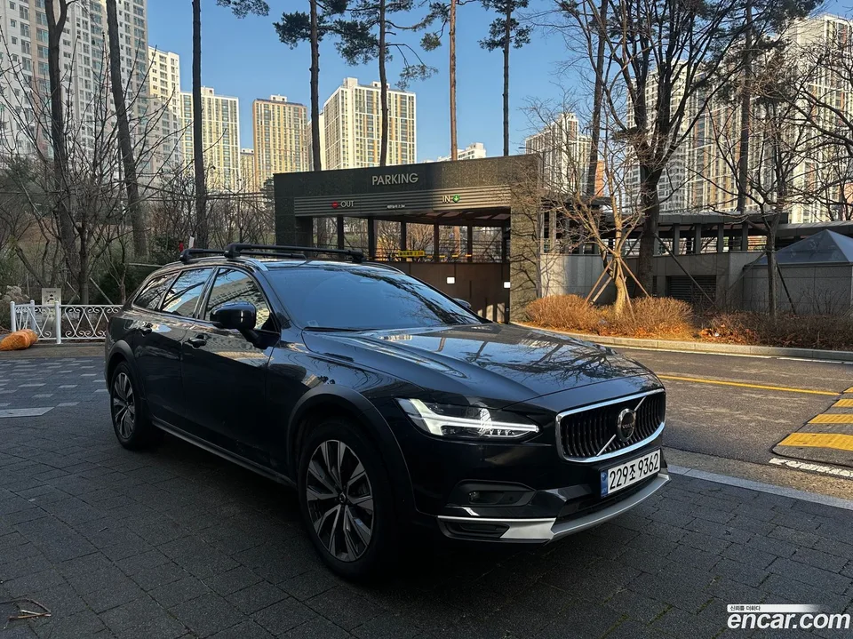 Volvo V90 Cross Country B5 AWD 2024 — миниатюра 3