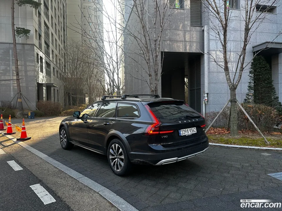 Volvo V90 Cross Country B5 AWD 2024 — миниатюра 4