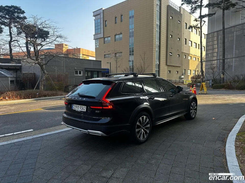 Volvo V90 Cross Country B5 AWD 2024 — миниатюра 5