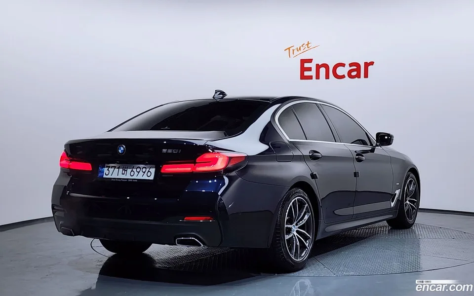BMW 5 Series 520i M 2022 — миниатюра 2