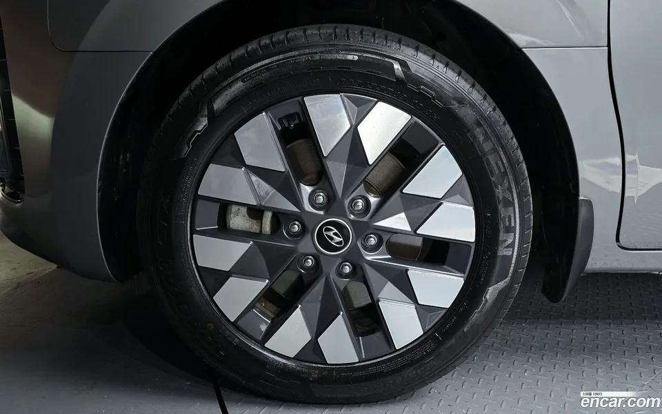 Hyundai Staria 4WD 7 2023 — миниатюра 5