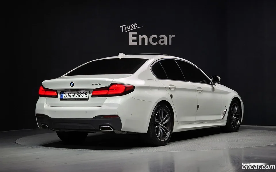BMW 5 Series 520i M 2023 — миниатюра 2