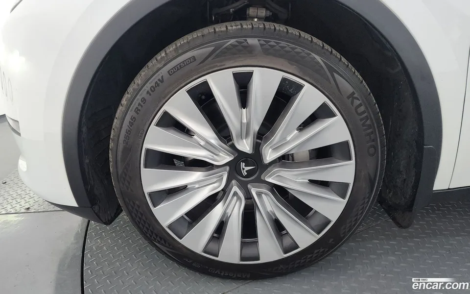 Tesla Model Y AWD 2024 — миниатюра 5
