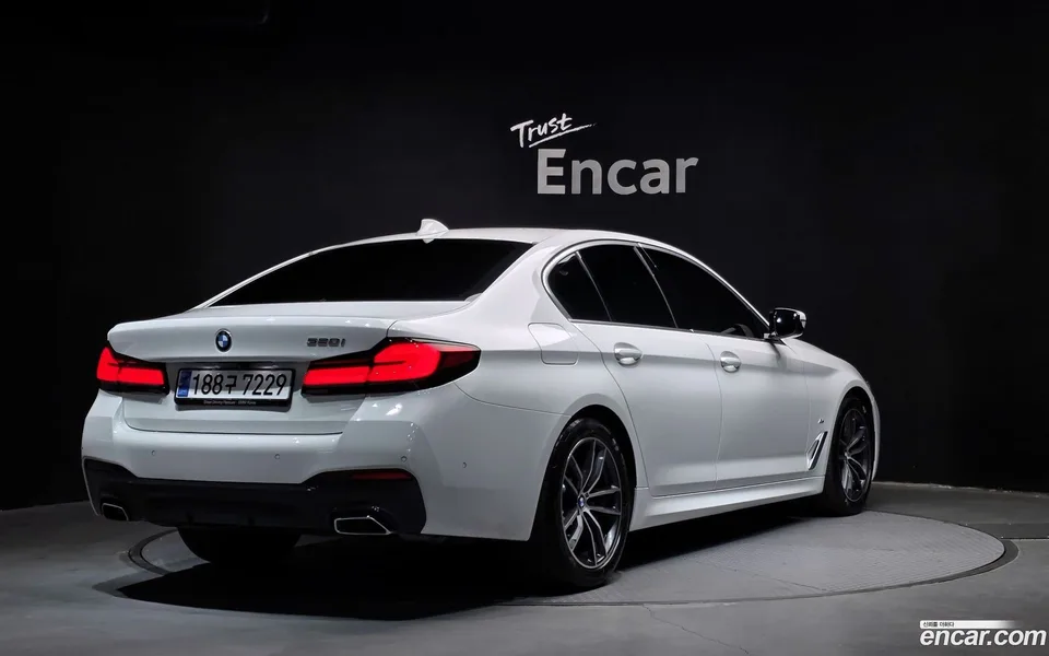 BMW 5 Series 520i M 2023 — миниатюра 2