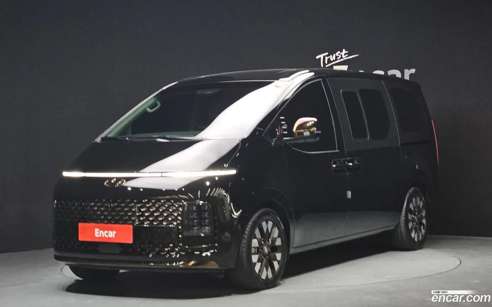 Hyundai Staria 7 2023 — фото 1, купить с доставкой в Москву