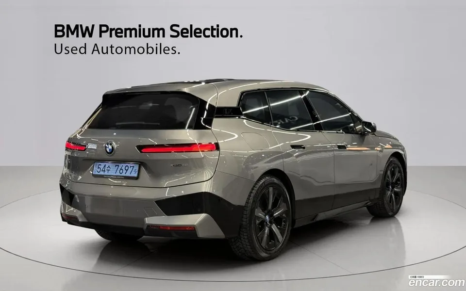 BMW iX xDrive50 2025 — миниатюра 2