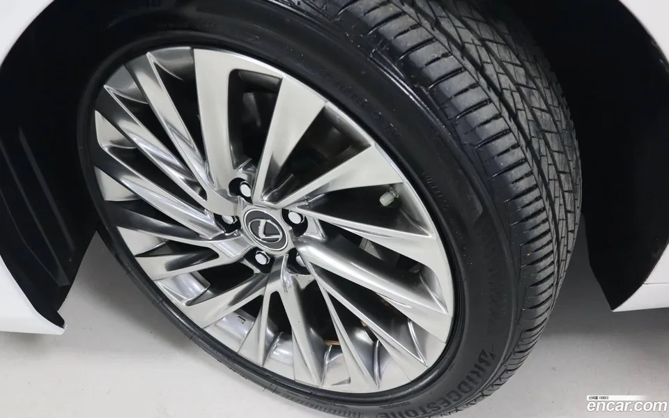 Lexus ES 300h 2025 — миниатюра 5